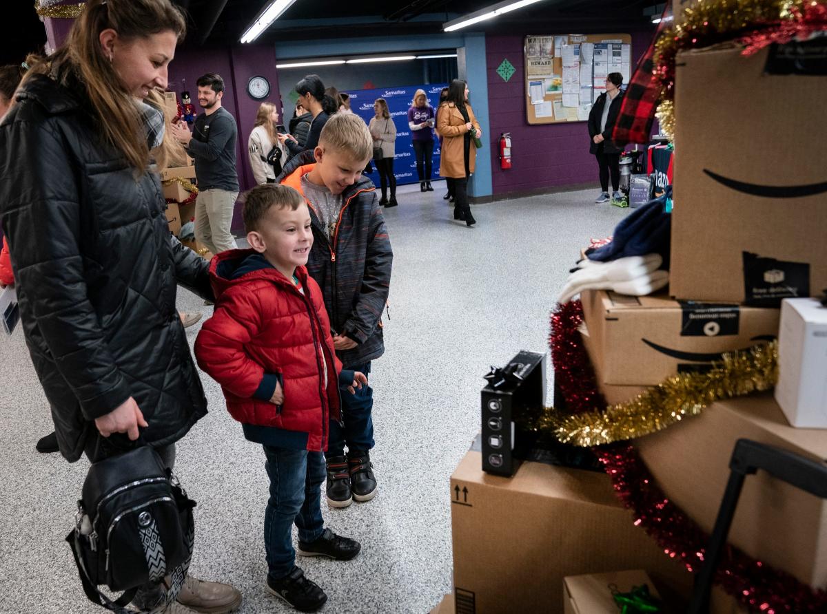 amazon-gives-holiday-gifts-to-ukraine-refugee-familes