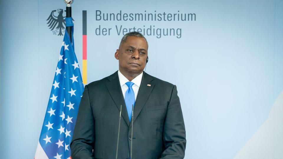 US-Verteidigungsminister Lloyd Austin gibt nach einem Treffen mit der Bundesverteidigungsministerin im Bundesverteidigungsministerium eine Pressekonferenz. (Bild: dpa)