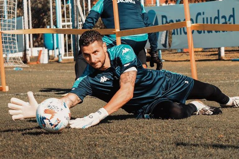 Gabriel Arias, en un entrenamiento de Racing; el arquero es uno de los históricos que debe decidir si sigue o se va de la Academia