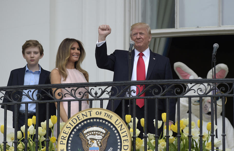 <p>Desde el Balcón Truman y acompañada por un conejito blanco de Pascua de dimensiones humanas, Melania y su hijo, Barron, que se desplazaron desde Nueva York -donde viven hasta que el niño acabe el curso escolar- para la ocasión, acompañaron al presidente para dirigirse a los invitados. (Photo: Susan Walsh/AP) </p>