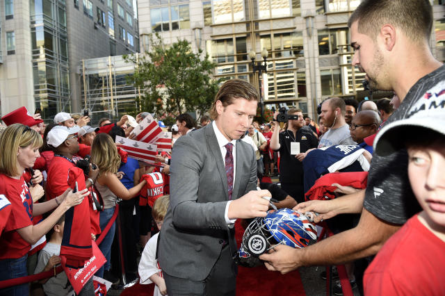 Back-to-back!' Banner night for Ovechkin, Cup champ Caps