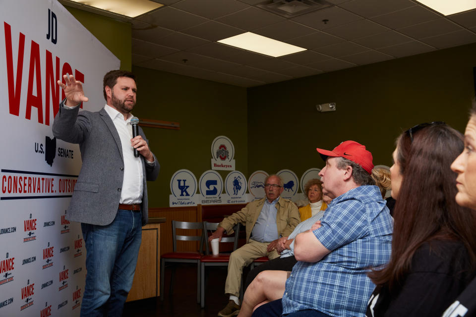 J. D. Vance, quien obtuvo el respaldo del expresidente Donald Trump en las primarias del Senado de Estados Unidos en Ohio, en una reunión pública en Portsmouth, el 22 de abril de 2022. (Brian Kaiser/The New York Times).