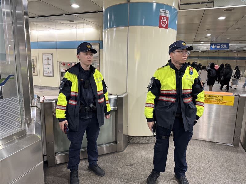 警方加強在捷運站內的巡邏。（圖／翻攝畫面）