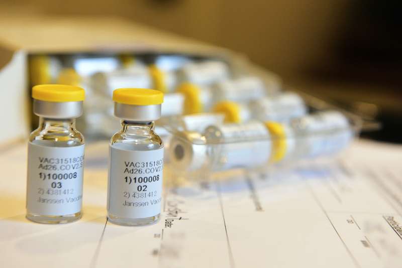 嬌生（Johnson & Johnson）新冠疫苗臨床試驗，一名受試者出現「無法解釋的疾病」，開發試驗暫停。（美聯社）