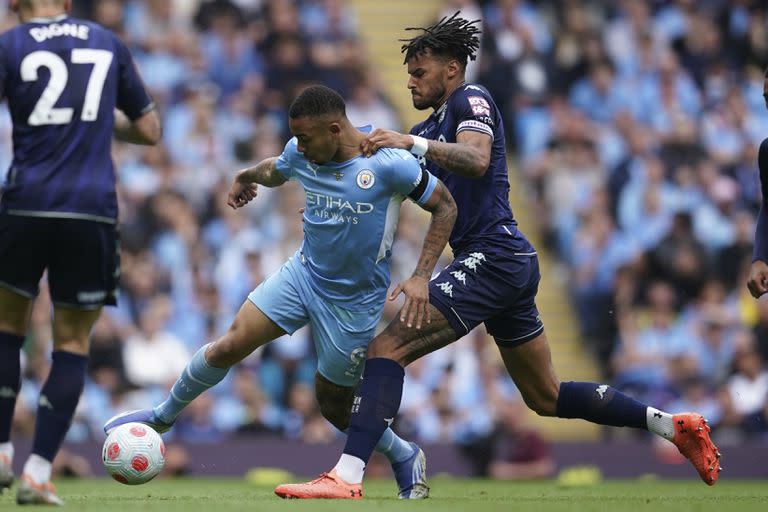 Gabriel Jesus, de Manchester City, seguido de cerca por Tyrone Mings, de Aston Villa; los Cityzens, dirigidos por Pep Guardiola, se consagraron campeones de la Premier League inglesa.