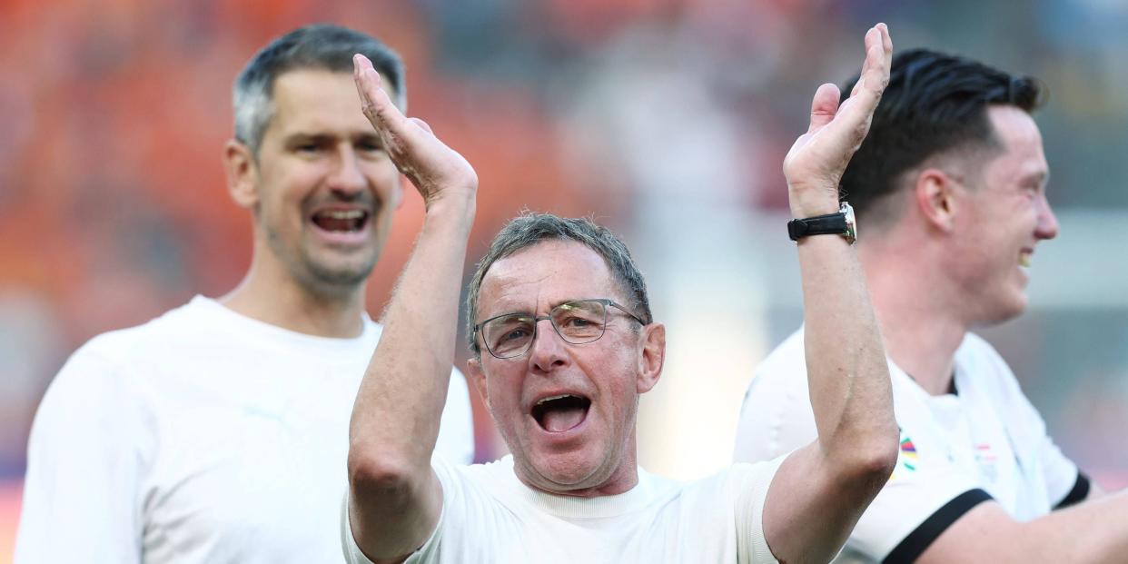 Ralf Rangnick (m.) jubelt nach dem Weiterkommen bei der EM.<span class="copyright">IMAGO/Shutterstock</span>