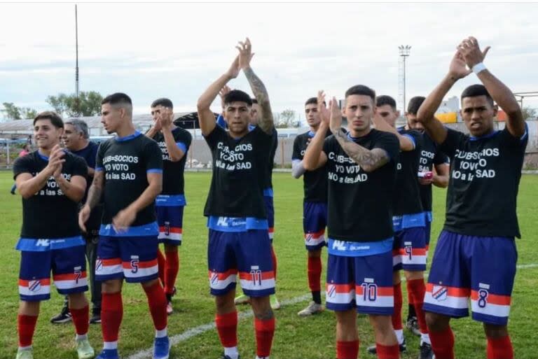 Los juagdores de Deportivo Paraguayo también se sumaron al reclamo en contra de las SAD