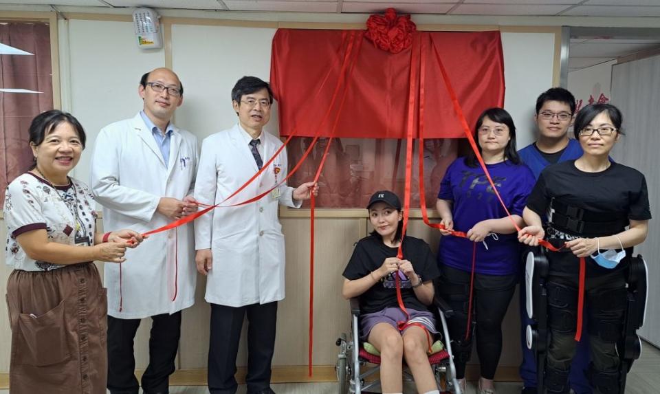 衛福部台北醫院「高科技復健治療室」昨日揭牌啟用。　（記者吳瀛洲攝）