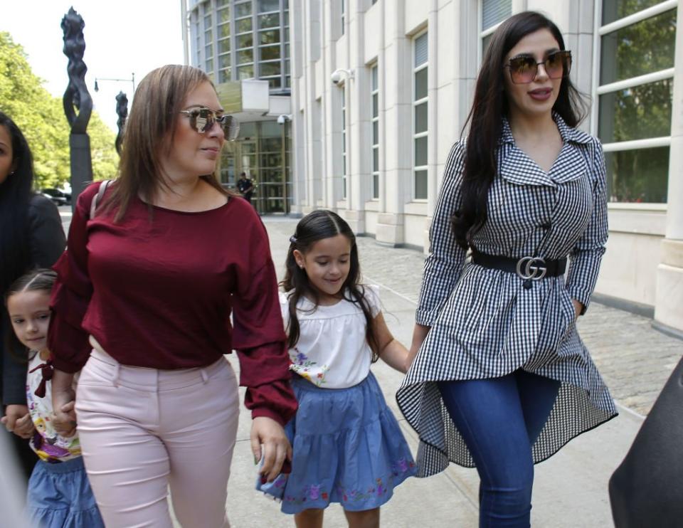 Emma Coronel con sus hijas