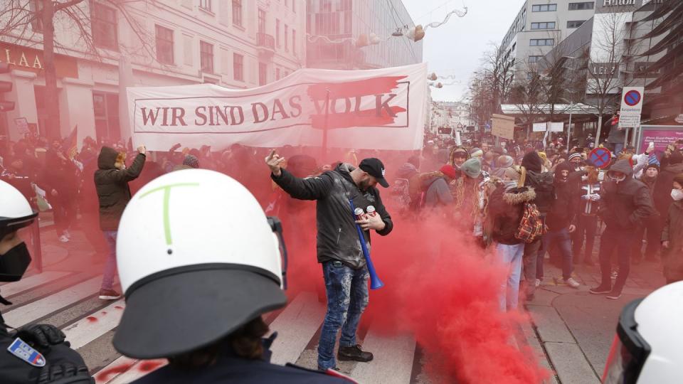 In Wien protestierten mehrere Zehntausende Menschen gegen die Corona-Maßnahmen. (BIld: dpa)