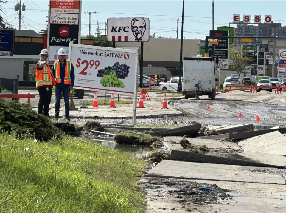 A major water main break in northwest Calgary has left the city's water supply situation in a critical state, officials say. (Colleen Underwood/CBC)