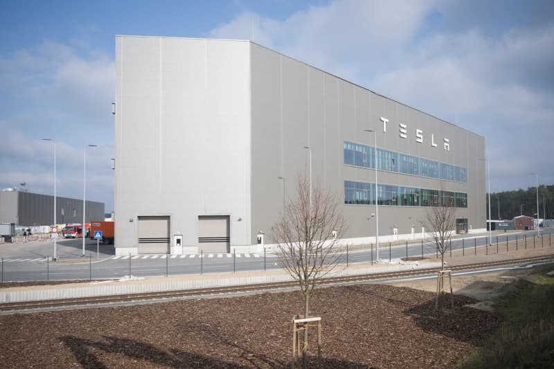 A general view of the Tesla car factory in Gruenheide, where production is at a standstill due to a power failure. The factory in Gruenheide near Berlin has been evacuated, a spokeswoman said. Sebastian Gollnow/dpa