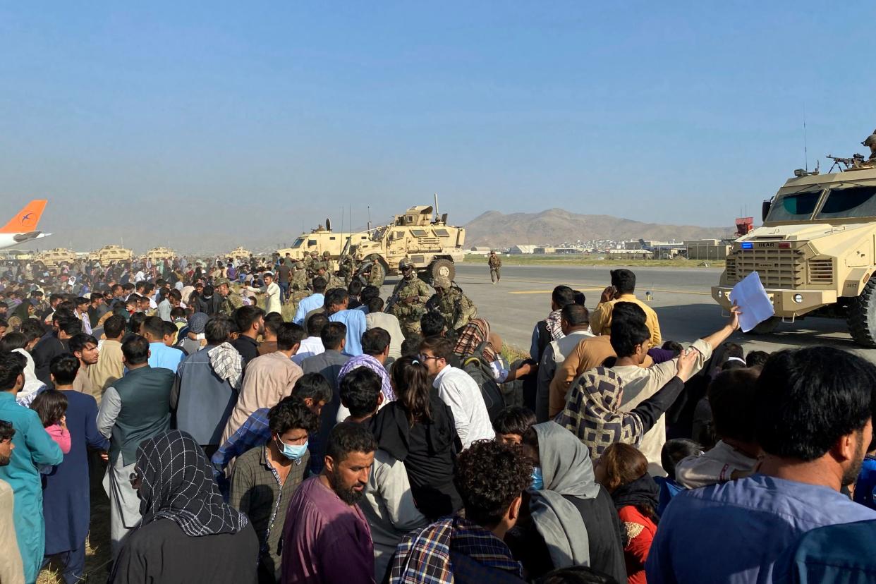 US-amerikanische Soldaten bewachen eine Absperrung am internationalen Flughafen in Kabul, in Afghanistan am 16. August 2021. Dort versuchten Tausende Afghanen das Rollfeld zu stürmen, um mit den US-Maschinen aus dem Land zu gelangen. - Copyright: picture alliance / ASSOCIATED PRESS | Shekib Rahmani