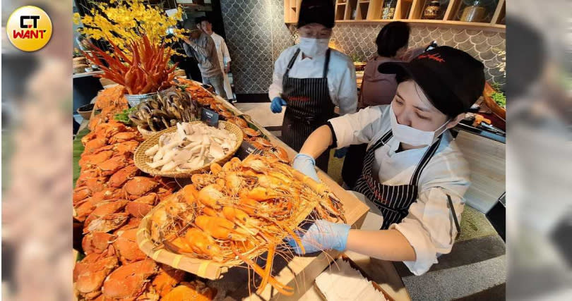 「泰市場」擁有現流海鮮、熱食窯烤及南洋甜品3大餐區，其中招牌「現流海鮮區」使用來自台東成功漁港的現流魚獲製成的各式生魚片。（圖／林榮芳攝）