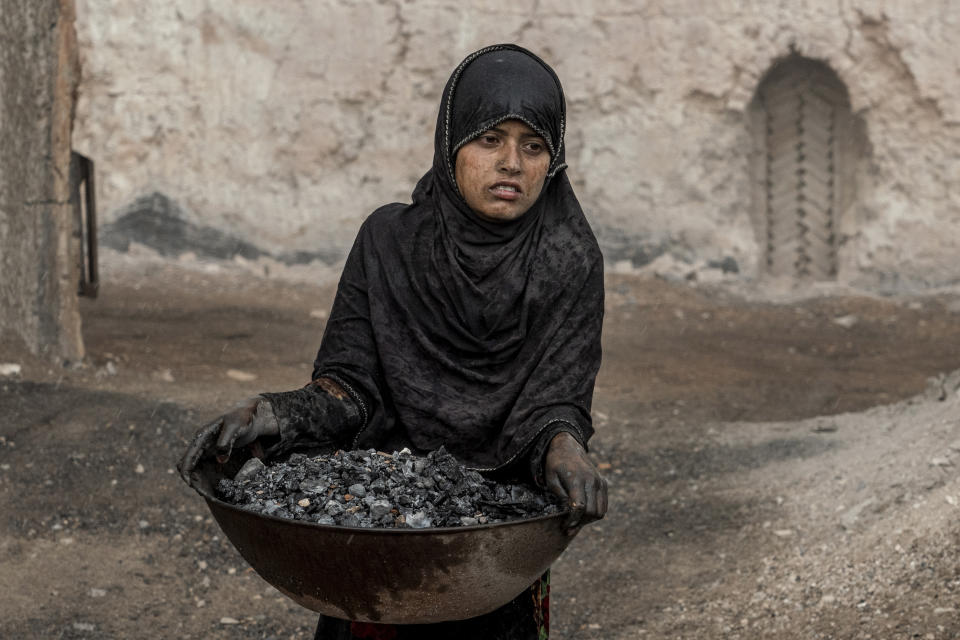 Una niña de 9 años trabaja en una fábrica de ladrillos en las afueras de Kabul, Afganistán, el 20 de agosto de 2022. Las agencias de ayuda dicen que la cantidad de niños que trabajan en Afganistán está creciendo desde que la economía se derrumbó tras la toma del poder por parte de los talibanes hace más de un año. (AP Foto/Ebrahim Noroozi)