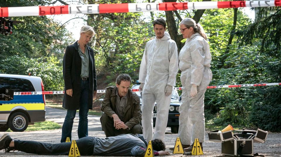 Das Dortmunder "Tatort"-Team muss den Mord an einem jungen Polizisten untersuchen (von links): Martina Bönisch (Anna Schudt), Peter Faber (Jörg Hartmann) mit KTUler Sebastian Haller (Tilmann Strauß) und Rechtsmedizinerin Dr. Greta Leitner (Sybille Schedwill). (Bild: WDR/Zeitsprung pictures/Thomas Kost)