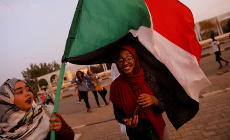 Sudanese demonstrators protest outside the Defence Ministry in Khartoum, Sudan April 14, 2019. REUTERS/Umit Bektas