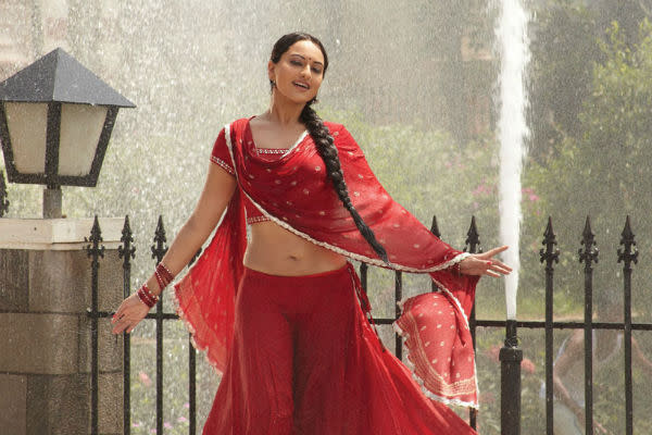 While Vidya’s over-the-top skin show suited her flamboyant character in the film, Sonakshi’s Chhammak Chhallo Chhail Chhabilee resemblance to Bebo’s Chammak Challo is uncanny and distasteful.