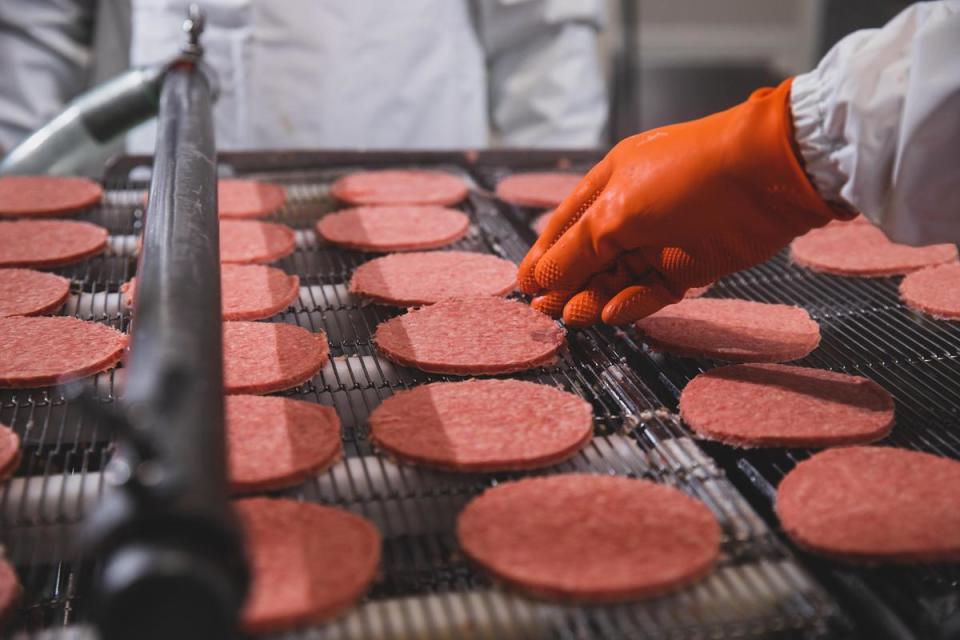 台灣速食業龍頭麥當勞公開自家漢堡牛肉餅的製作流程，強調裡面沒有其他添加物。（麥當勞提供）