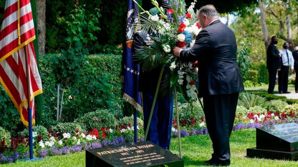 Mike Pompeo pone flores a la tumba de Nixon