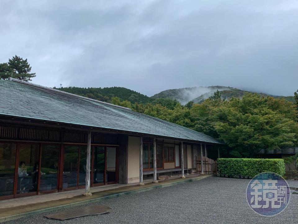 茶室倚著山勢而建，微雨天氣中，頗有仙氣飄飄之感。