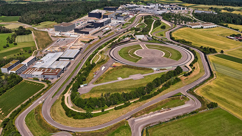 大圓環（Skidpad）跑道以及其他測試車道，作為原型車測試極限負載之用，例如保時捷 901 便是催生於此。