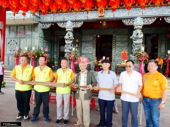 適逢宜蘭市巧聖先師誕辰，宜蘭市巧仁宮邀請細木作大師李萬財(中）舉辦捐贈儀式，敬贈魯班尺給宜蘭市巧仁宮主委邱誌仁、榮譽主委林福進受贈，作為鎮宮之寶永久珍藏，期盼推廣魯班精神。（記者董秀雲攝）