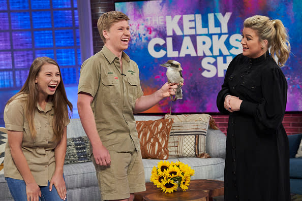 THE KELLY CLARKSON SHOW — Episode 3023 — Pictured: (l-r) Bindi Irwin, <span class="caas-xray-inline-tooltip"><span class="caas-xray-inline caas-xray-entity caas-xray-pill rapid-nonanchor-lt" data-entity-id="Robert_Irwin_(television_personality)" data-ylk="cid:Robert_Irwin_(television_personality);pos:6;elmt:wiki;sec:pill-inline-entity;elm:pill-inline-text;itc:1;cat:MediaPersonality;" tabindex="0" aria-haspopup="dialog"><a href="https://search.yahoo.com/search?p=Robert%20Irwin" data-i13n="cid:Robert_Irwin_(television_personality);pos:6;elmt:wiki;sec:pill-inline-entity;elm:pill-inline-text;itc:1;cat:MediaPersonality;" tabindex="-1" data-ylk="slk:Robert Irwin;cid:Robert_Irwin_(television_personality);pos:6;elmt:wiki;sec:pill-inline-entity;elm:pill-inline-text;itc:1;cat:MediaPersonality;" class="link ">Robert Irwin</a></span></span>, Kelly Clarkson — (Photo by: Adam Christopher /NBCUniversal/NBCU Photo Bank/NBCUniversal via Getty Images)