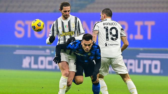 &lt;p&gt;Striker Inter Milan, Lautaro Martinez (tengah) dihadang dua pemain Juventus, Adrien Rabiot (kiri) dan Leonardo Bonucci dalam laga lanjutan Liga Italia Serie A 2020/21 pekan ke-18 di San Siro Stadium, Minggu (17/1/2021). Inter Milan menang 2-0 atas Juventus. (AFP/Miguel Medina)&lt;/p&gt;