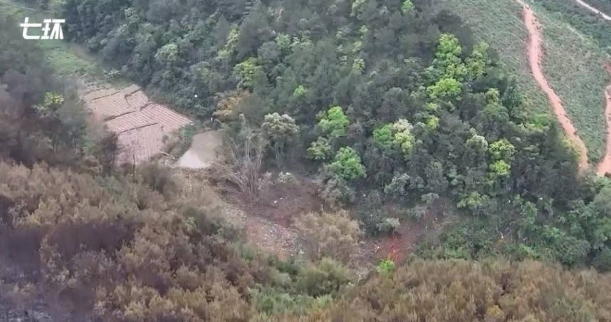 中國東方航空墜機位置受到強力撞擊，出現一個大坑。（圖／翻攝澎湃新聞）