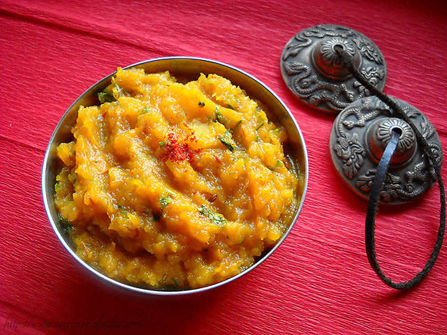 <strong>Get the <a href="http://www.vegrecipesofindia.com/kaddu-ki-sabzi/" target="_blank">Kaddu Ki Sabzi (Indian Pumpkin Stew) recipe from Veg Recipes of India</a></strong>