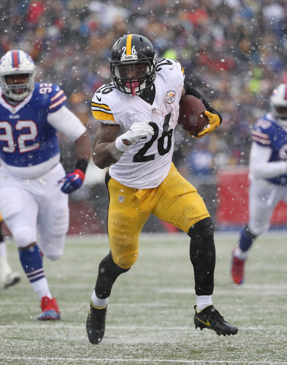 ORCHARD PARK, NY - DECEMBER 11: Le'Veon Bell #26 of the Pittsburgh Steelers runs with the ball during NFL game action against the Buffalo Bills at New Era Field on December 11, 2016 in Orchard Park, New York. (Photo by Tom Szczerbowski/Getty Images)