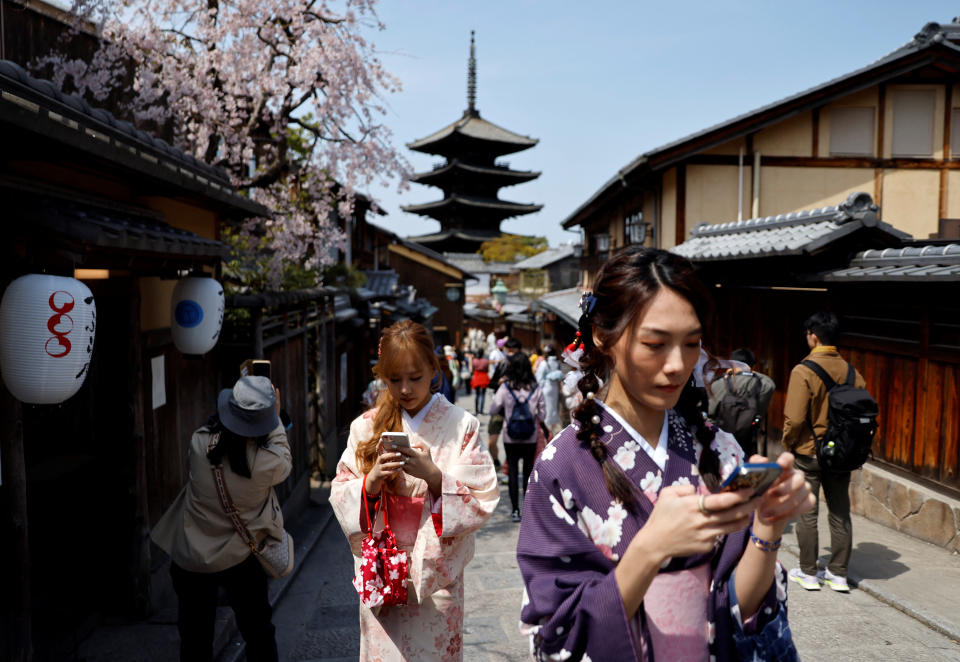 日本政府已開始評估修改現行訪日外國客消費稅免稅制度，未來可能會採取購買商品時先支付消費稅，待出境時確認商品後再退稅。圖為遊客在京都清水寺附近的街道上行走。（路透社資料照）