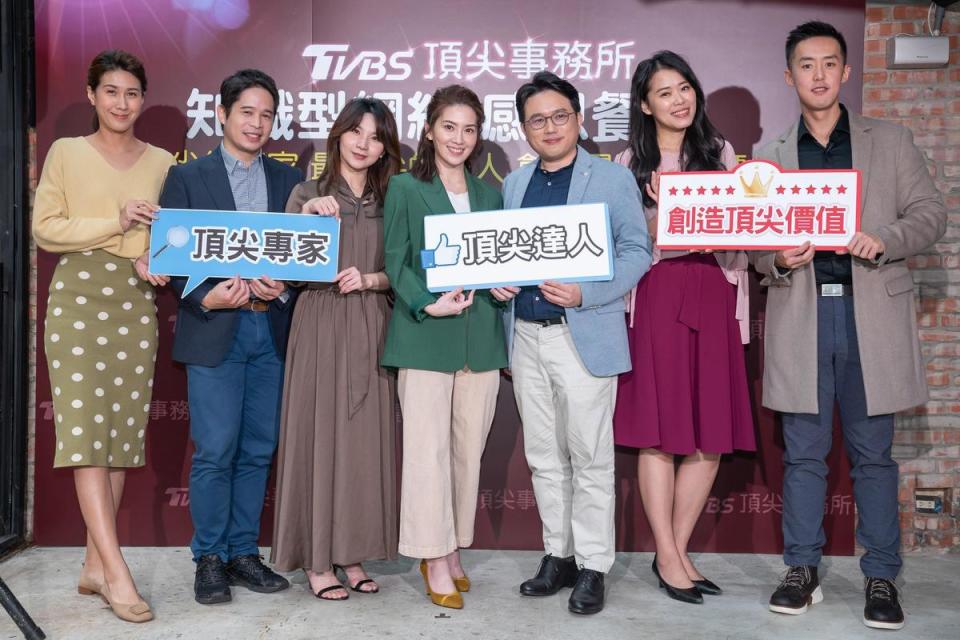 江坤俊（右3）與經紀公司旗下知識型網紅一同出席感恩餐會。（TVBS提供）