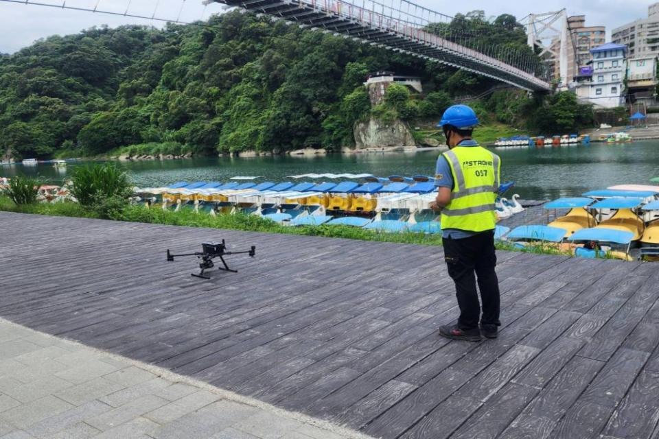 《圖說》引入UAV進行吊橋全方位檢測，掌握碧潭吊橋的狀況進行安全把關。〈觀旅局提供〉