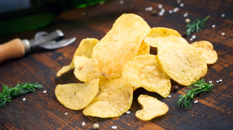 Potato chips with dill