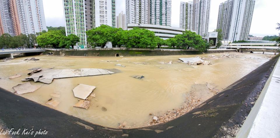 大圍明渠連接城門河下、下游，兩岸住宅密佈。