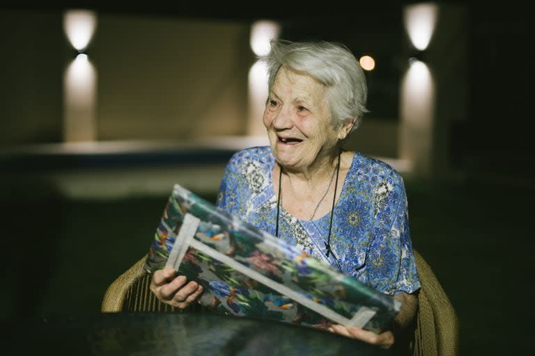 Nélida tiene 88 años y después de casi 63, recibió de parte de su hijo y novio un regalo que revivió su noche de bodas