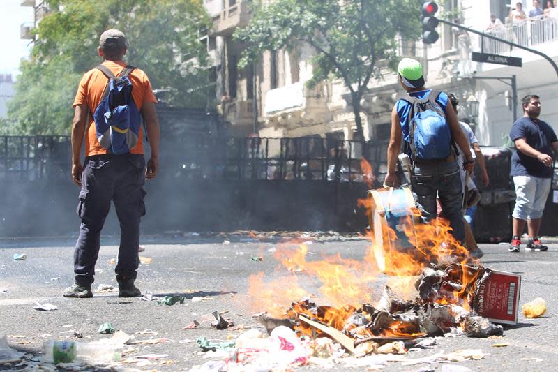 FOTOS: Disturbios fuera del Congreso argentino por reforma de pensiones