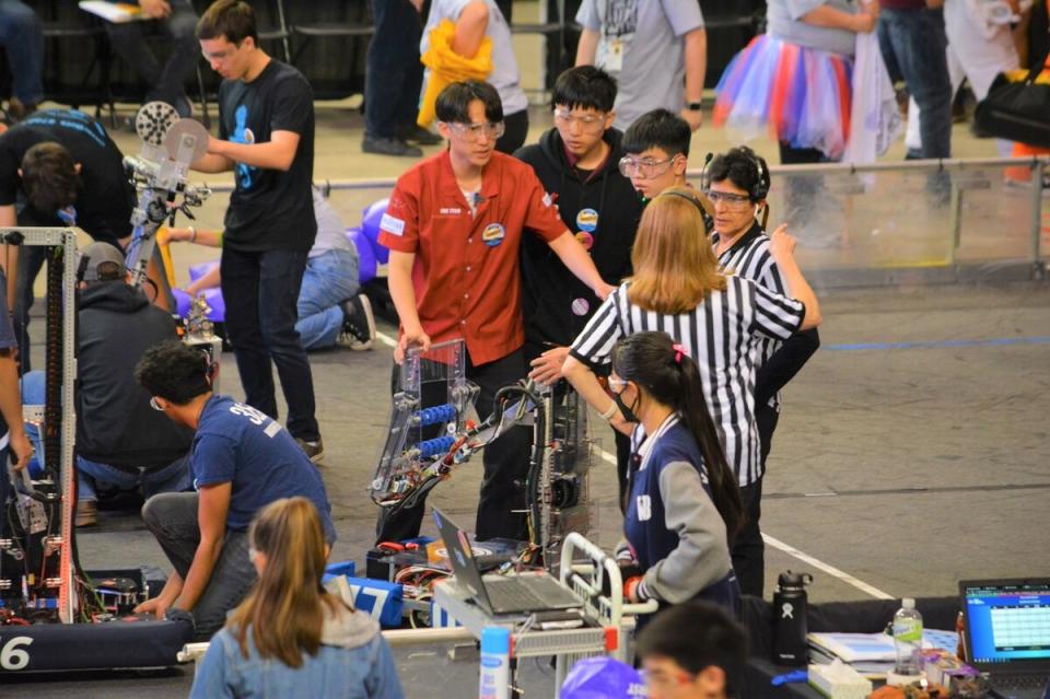 板橋高中FRC機器人編號7709隊伍日前至矽谷參加區域賽，由學生自己規劃與美國強隊交流。   圖：新北市教育局提供