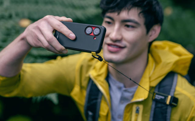 ASUS' Zenfone 9 gets a bigger camera in a palm-friendly body