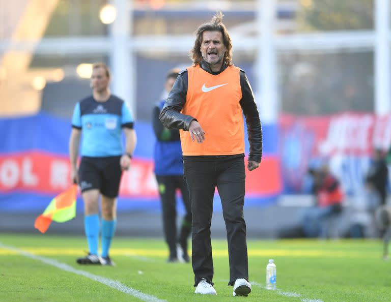 Insua dando indicaciones en un partido de San Lorenzo ante Defensa y Justicia
