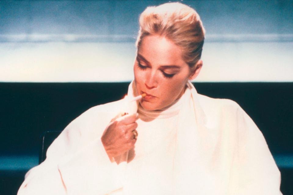 <p>Filme, die erreg(t)en: Als Sharon Stone 1992 sich in "Basic Instict" eine Zigarette anzündete und kurz darauf die Beine übereinander schlug und ungeahnte Einblicke gewährte, sorgte das damals für einen handfesten Skandal. Wie freizügig darf man in Sachen Erotik sein? Diese Frage stellte sich immer wieder. Welcher Streifen aktuell Aufsehen erregt und welche Klassiker in der Vergangenheit hohe Wellen schlugen, sehen Sie in der Galerie ... (Bild: Studiocanal)</p>