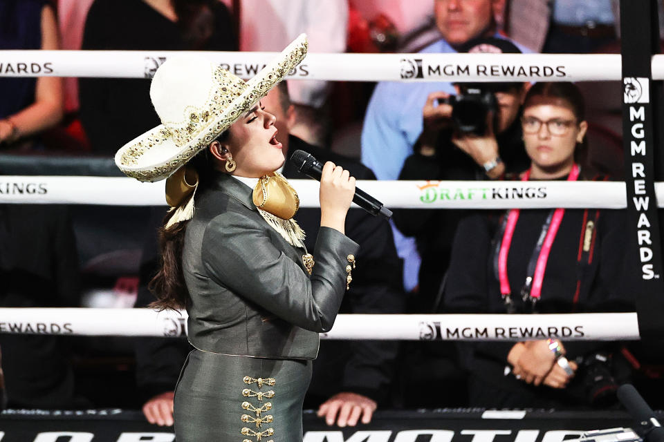 Camila Fernandez cantando el himno antes de la pelea de Canelo contra Berlanga. (Foto: Omar Vega/Getty Images)