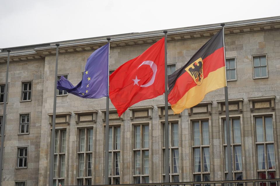 Die türkische Flagge ist zusammen mit der Europafahne und der deutschen vor dem Bundesfinanzministerium gehisst.