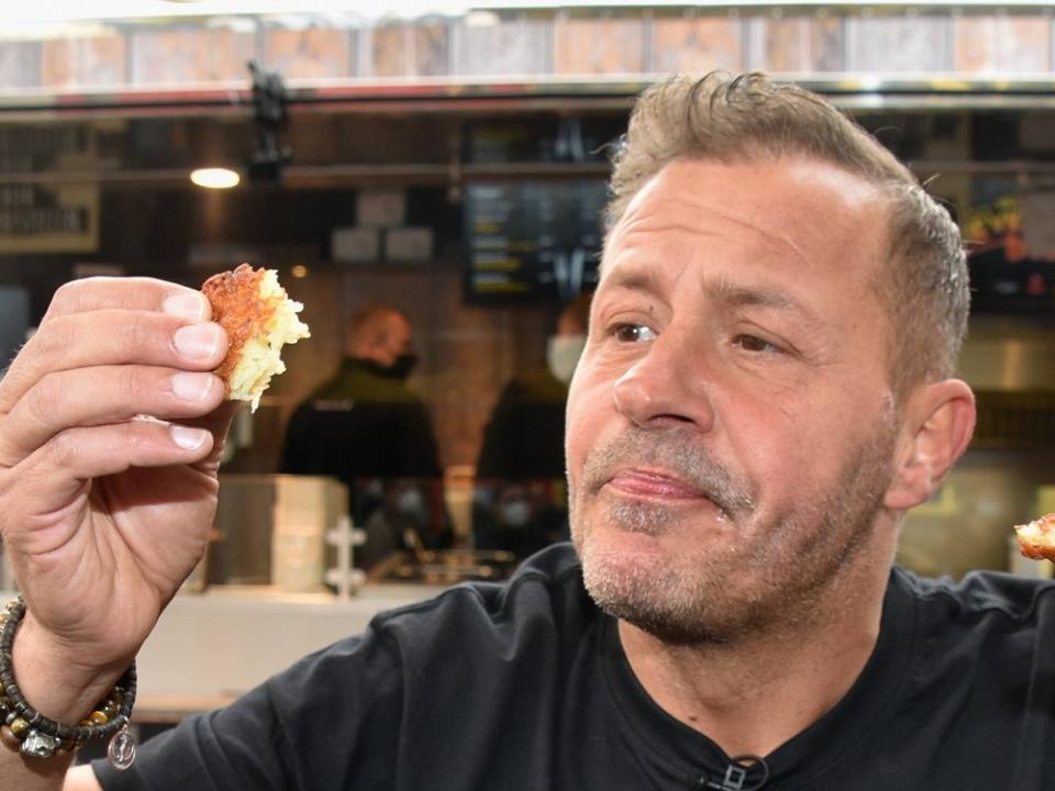 Willi Herren, hier vor seinem später ausgebrannten Foodtruck, wenige Tage vor seinem Tod im April. (Bild: imago images/Horst Galuschka)