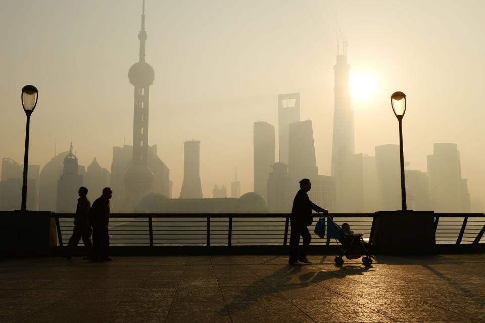 SHANGHAI, CHINA - NOVEMBER 07:  (CHINA OUT) People wander at the Bund as heavy smog engulfs the city on November 7, 2013 in Shanghai, China. People were advised to stay indoors today as the Shanghai Environment Agency measured air pollution levels at five out of a possible six.  (Photo by ChinaFotoPress/ChinaFotoPress via Getty Images)