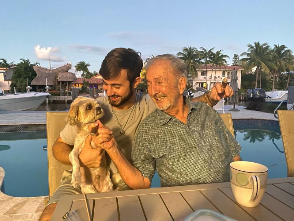 Nick Fusco y su difunto abuelo, Gonzalo Torre, fumando puros juntos.