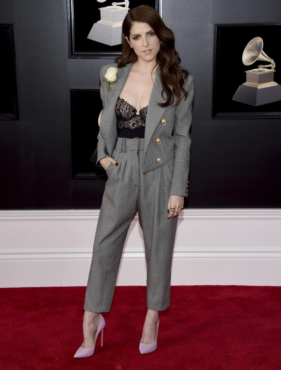 <p>Edgy, smart und trotzdem sexy: Anna Kendrick trug einen Hosenanzug von Balmain, einen Body von La Perla und kontrastierende Casadei-Heels, die dem Look den letzten Schliff verliehen. (Bild: AP) </p>