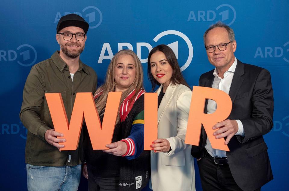 Protagonistinnen und Protagonisten der ARD-Themenwoche "Wir gesucht" (von links): Musiker Mark Forster, Comedienne Idil Baydar, Tagesthemen-Moderatorin Aline Abboud und SWR-Intendant Kai Gniffke.
 (Bild: SWR / Thorsten Jander)